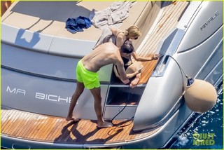 Paris Hilton feet photo thumbnail