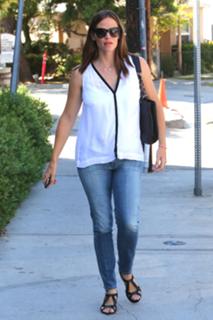 Jennifer Garner feet photo thumbnail
