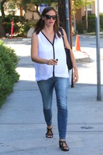 Jennifer Garner feet photo thumbnail