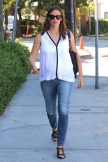 Jennifer Garner feet photo thumbnail