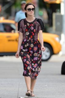 Keira Knightley feet photo thumbnail