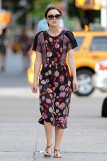 Keira Knightley feet photo thumbnail
