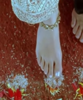 Dia Mirza feet photo thumbnail