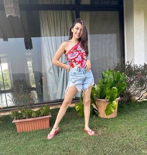 Hansika Motwani feet photo thumbnail