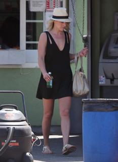 Ali Larter feet photo thumbnail