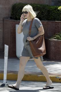 Anna Faris feet photo thumbnail