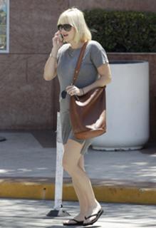 Anna Faris feet photo thumbnail