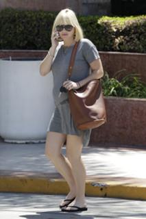 Anna Faris feet photo thumbnail