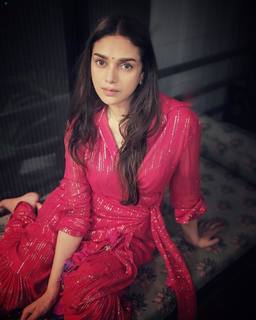 Aditi Rao Hydari feet photo thumbnail