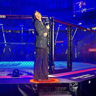 Megan Olivi feet photo thumbnail