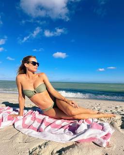 Nicole Neumann feet photo thumbnail