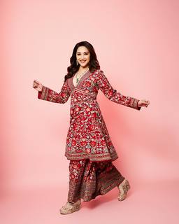 Madhuri Dixit feet photo thumbnail