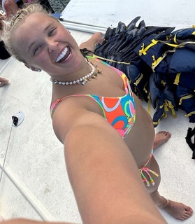 JoJo Siwa feet photo 4