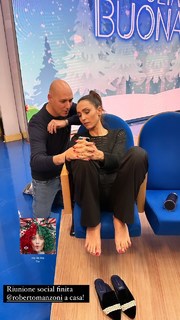 Caterina Balivo feet photo thumbnail
