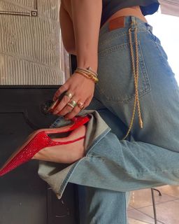 Bella Thorne feet photo thumbnail