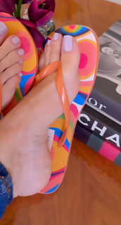 Cláudia Citroni feet photo thumbnail