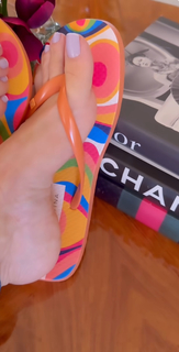 Cláudia Citroni feet photo thumbnail