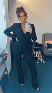 Joy Taylor feet photo thumbnail