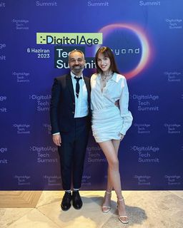 Duygu Özaslan feet photo thumbnail
