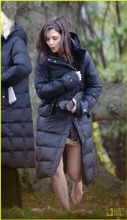 Katie Holmes feet photo thumbnail