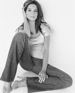Katie Holmes feet photo thumbnail