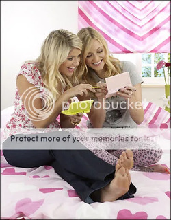 Holly Willoughby feet photo thumbnail