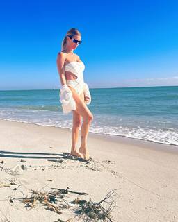 Nicole Neumann feet photo thumbnail