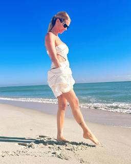 Nicole Neumann feet photo thumbnail