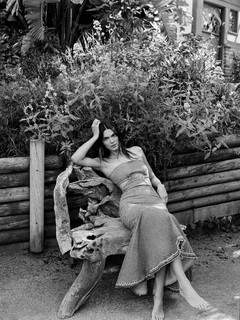 Kendall Jenner feet photo thumbnail