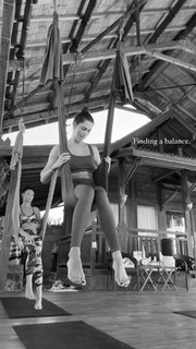 Iris Mittenaere feet photo thumbnail
