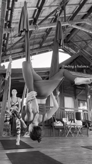 Iris Mittenaere feet photo thumbnail