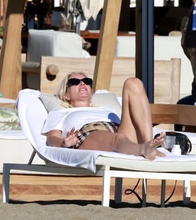Denise Van Outen feet photo thumbnail