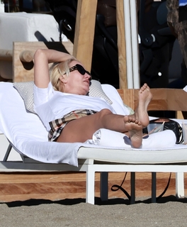 Denise Van Outen feet photo thumbnail