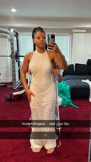 Halle Bailey feet photo thumbnail