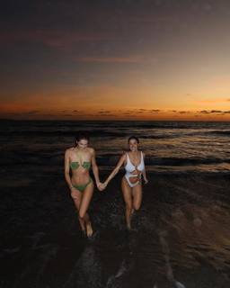 Iris Mittenaere feet photo thumbnail