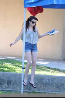 Emma Roberts feet photo thumbnail