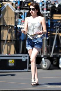Emma Roberts feet photo thumbnail