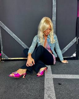 Debbie Gibson feet photo thumbnail