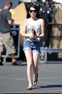 Emma Roberts feet photo thumbnail