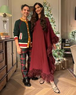 Sonam Kapoor feet photo thumbnail