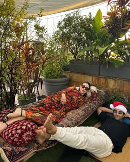 Karisma Kapoor feet photo thumbnail