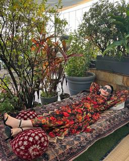 Karisma Kapoor feet photo thumbnail