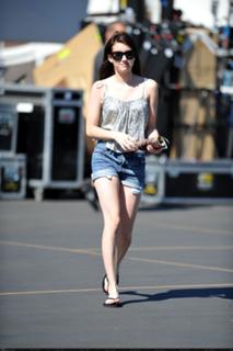 Emma Roberts feet photo thumbnail