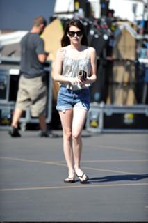 Emma Roberts feet photo thumbnail