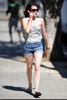 Emma Roberts feet photo thumbnail