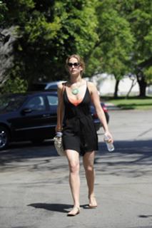 Jennifer Lawrence feet photo thumbnail