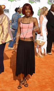 Kelly Rowland feet photo thumbnail