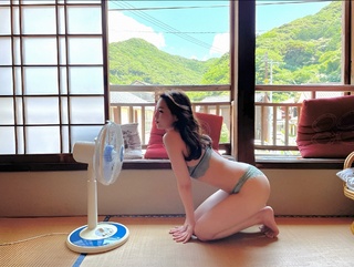 Ai Shinozaki feet photo thumbnail