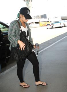 Demi Lovato feet photo thumbnail