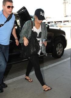 Demi Lovato feet photo thumbnail